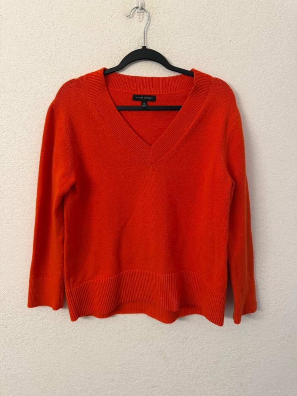 Banana Republic Women V-Neck Italian yarn Sweater Size Medium orange